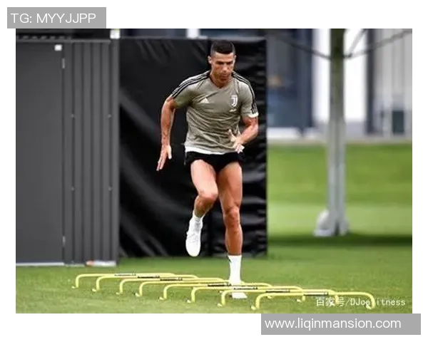 四肢发达的足球明星如何通过体能与技术赢得赛场荣耀